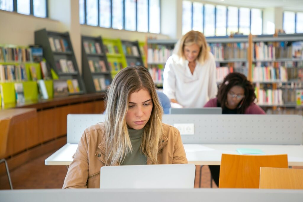 Mahasiswa sedang kuliah online